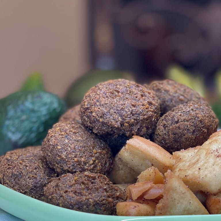 Fresh Fattoush Salad: A Middle-Eastern Delight
